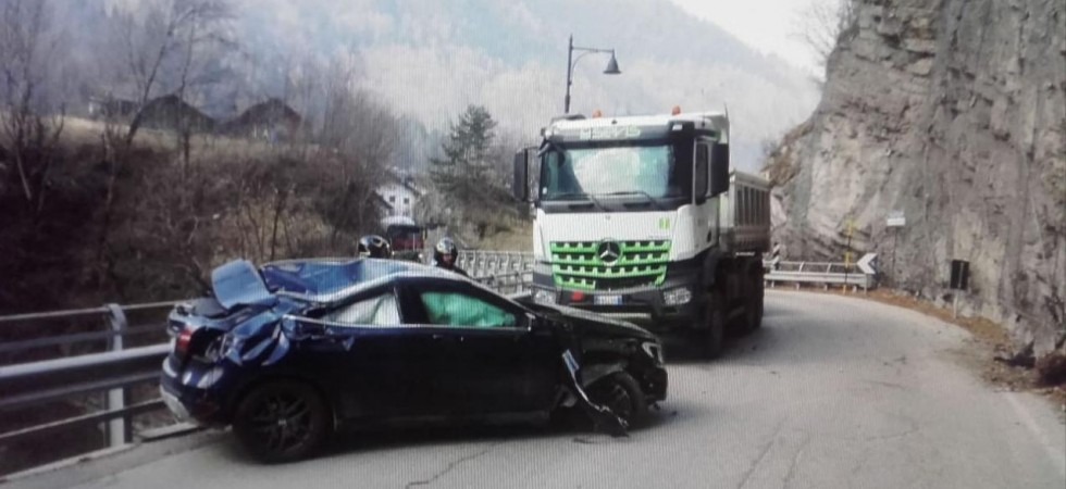 Perde il controllo dell'auto, sbanda e si schianta contro un camion, tre persone coinvolte